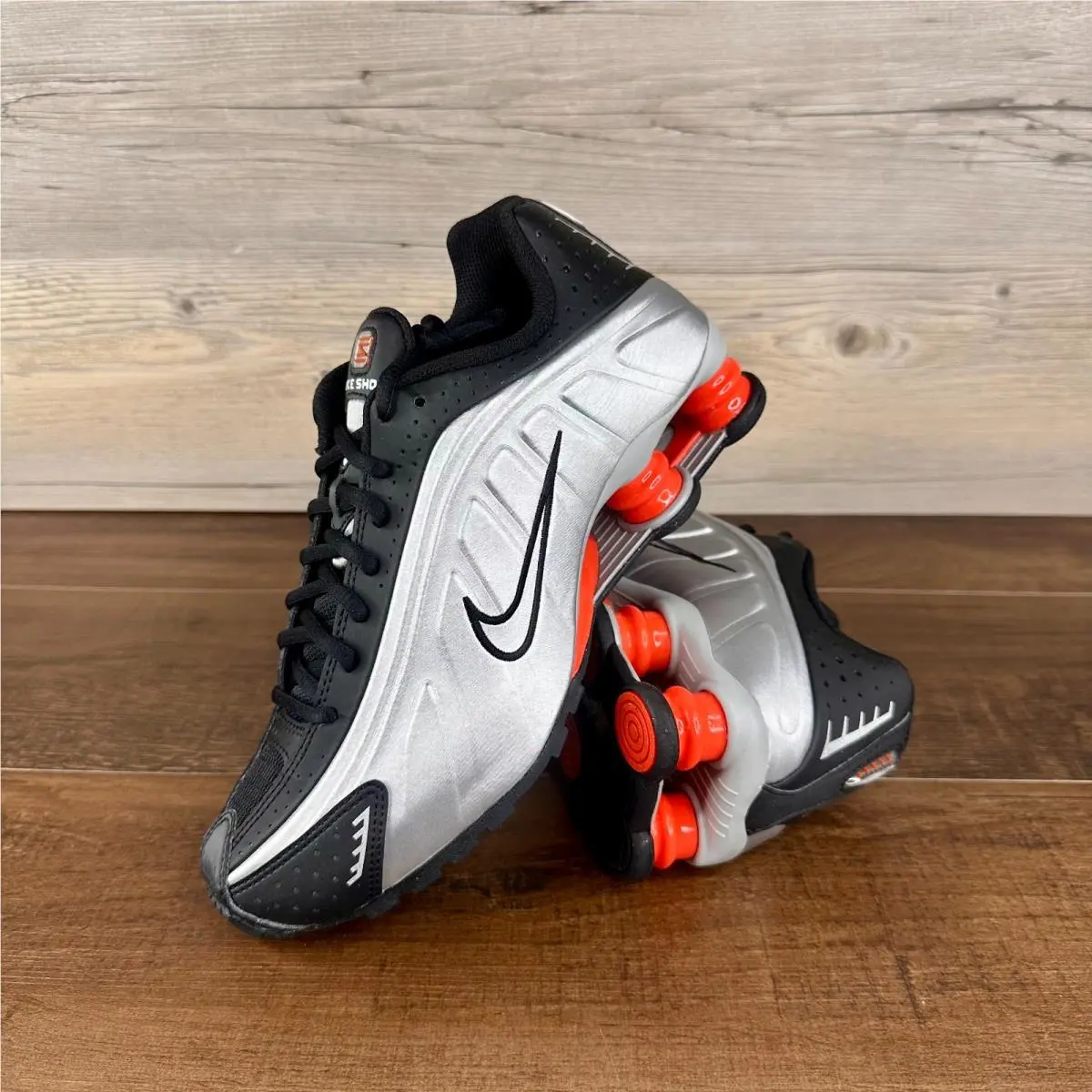 Nike Shox R4 2025 OG GS Size 5.5Y Metallic Silver Black Picante Red CW2626 005