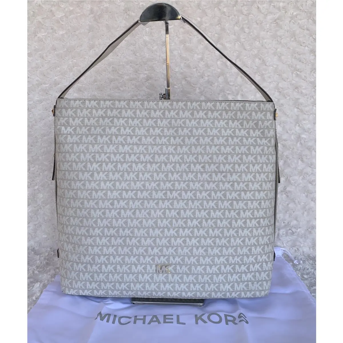 Michael Kors Griffin Logo Print Jacquard Large Top Zip Hobo-natural/lt Cream