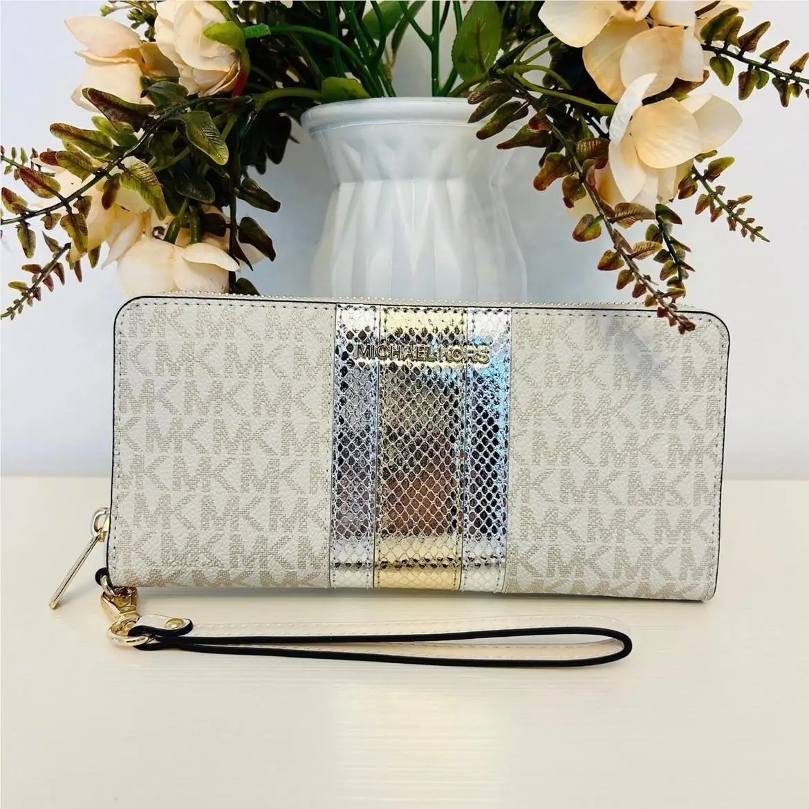 Jet Set Large Continental Wallet Pale gold by Michael Kors