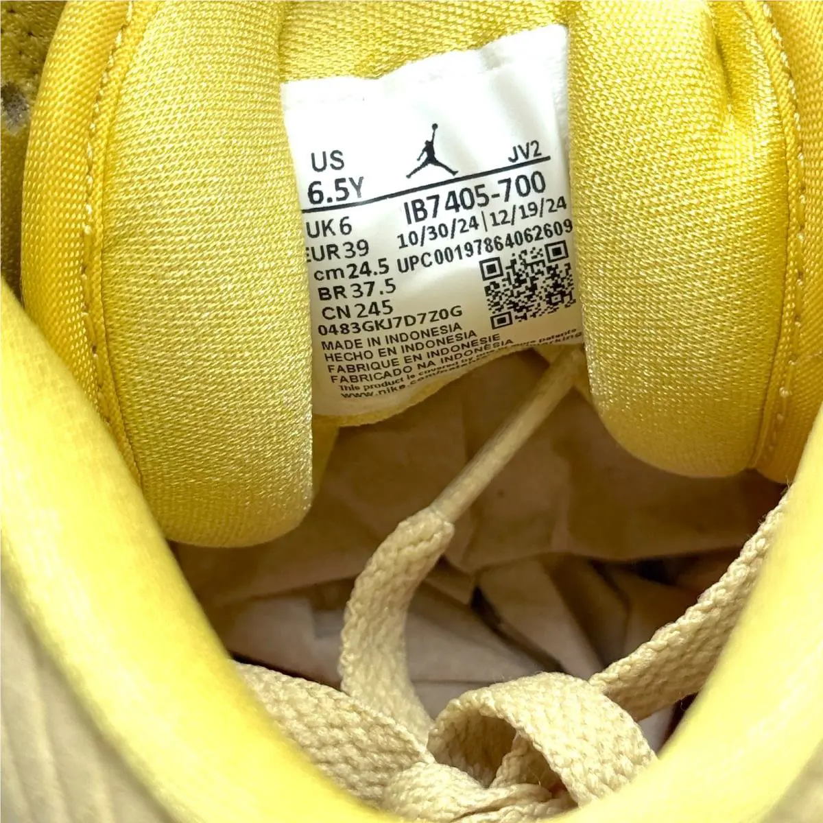 Nike shoes - Air Jordan 1 Mid SE - Yellow (UPC: 197864062609) 3