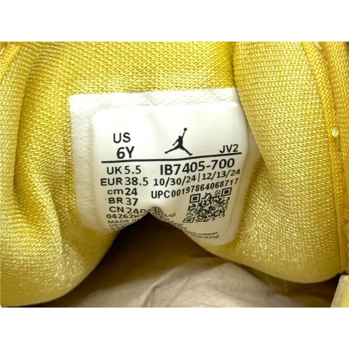 Nike shoes - Air Jordan 1 Mid SE - Yellow (UPC: 197864068717) 3