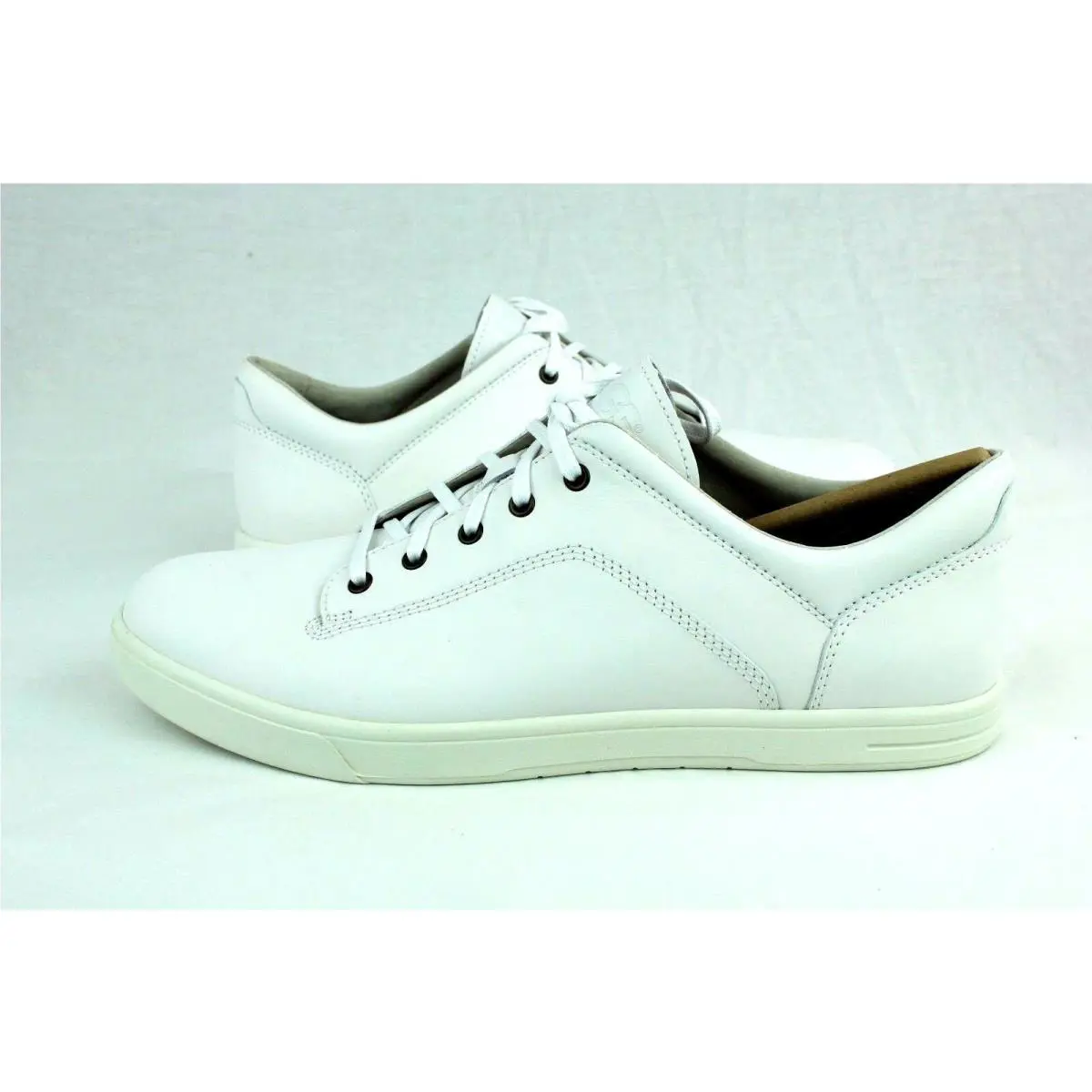 UGG shoes - White wall (UPC: 888855745648) 1
