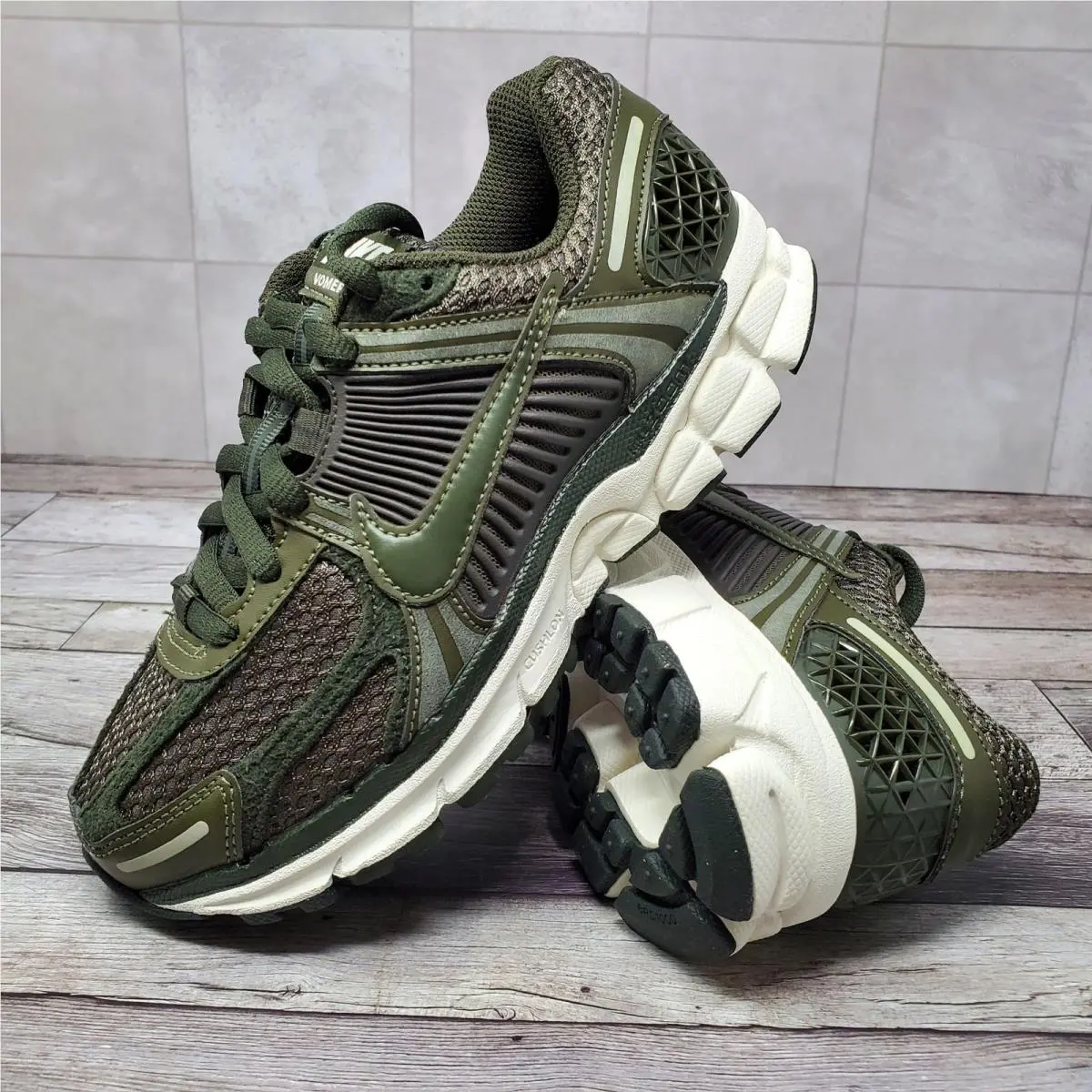 Nike Zoom Vomero 5 Sequoia Cargo Khaki Women`s Size 5.5 FQ8898-325
