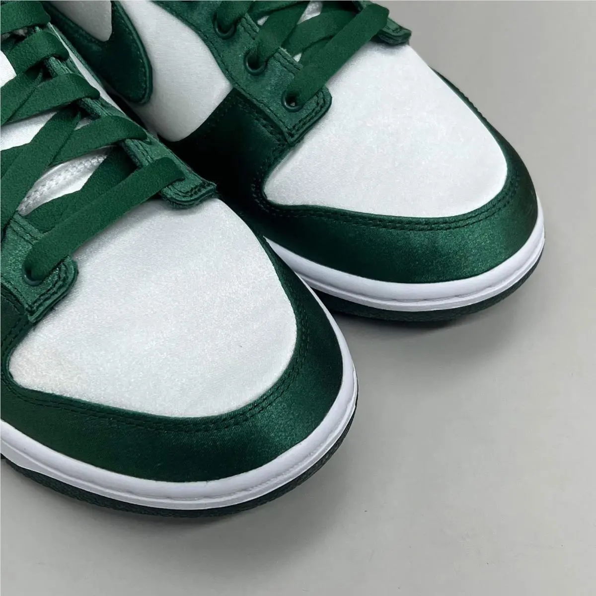 Nike shoes - DX5931100 - DX5931100 - White and Team Green 0