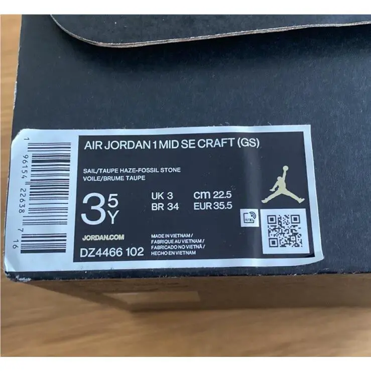 Nike shoes - Air Jordan 1 Mid - Air Mid - Beige 3
