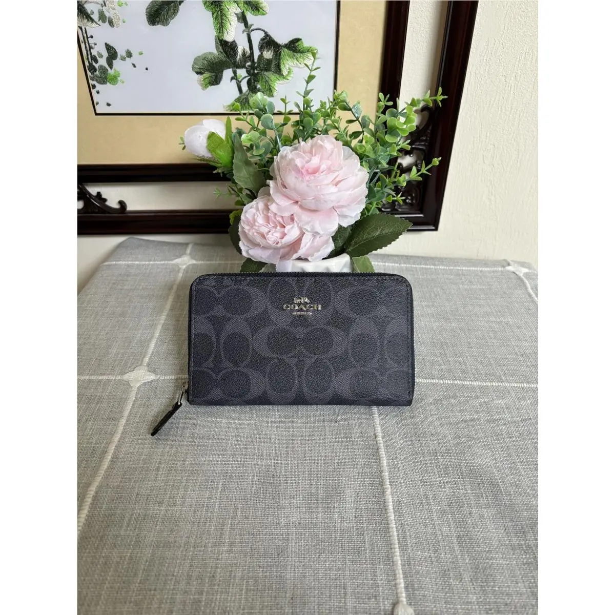 Coach Medium Id Zip Wallet In Signature Canvas Denim/midnight Navy
