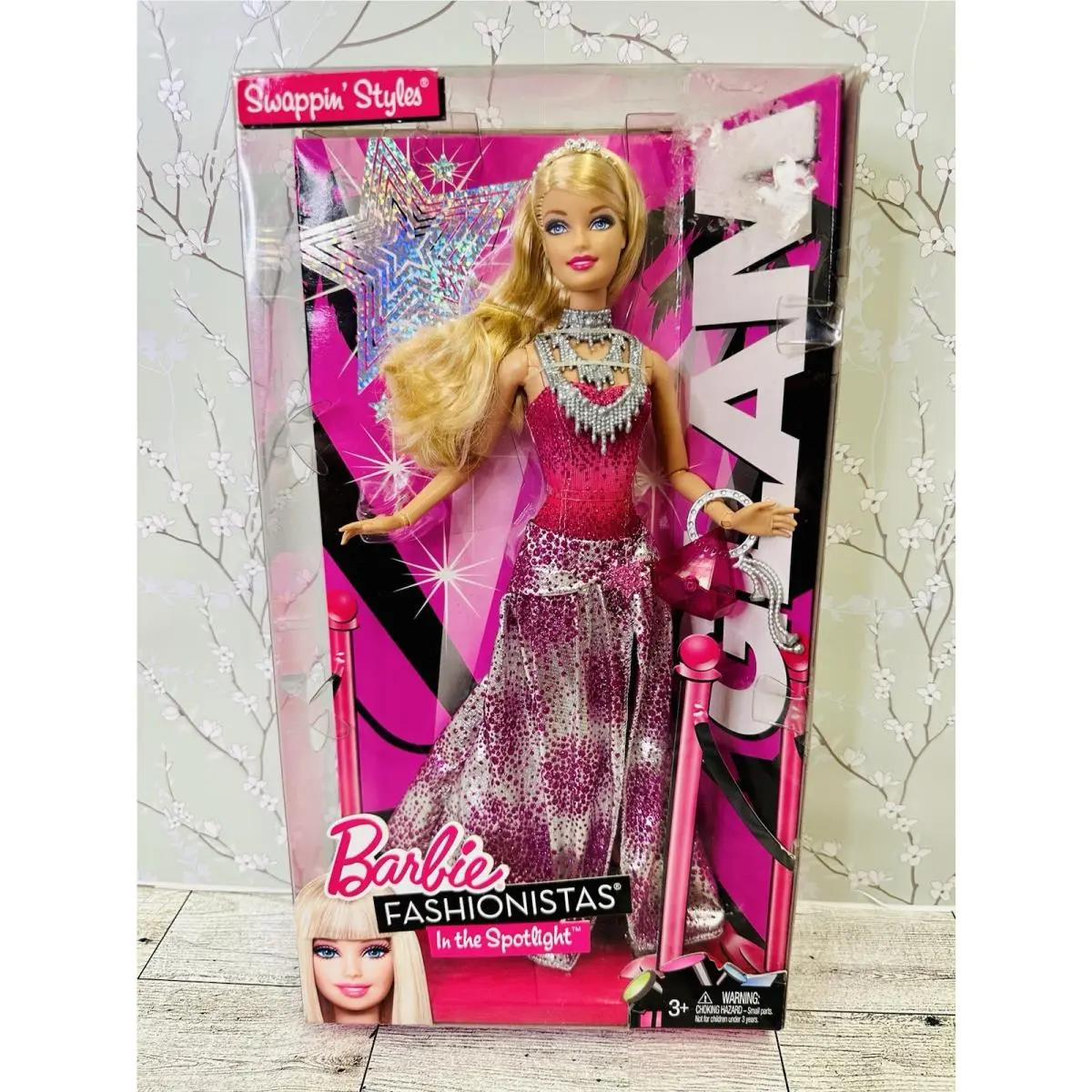 Barbie Fashionistas Glam Doll V4390 Swappin` Styles In The Spotlight 2010