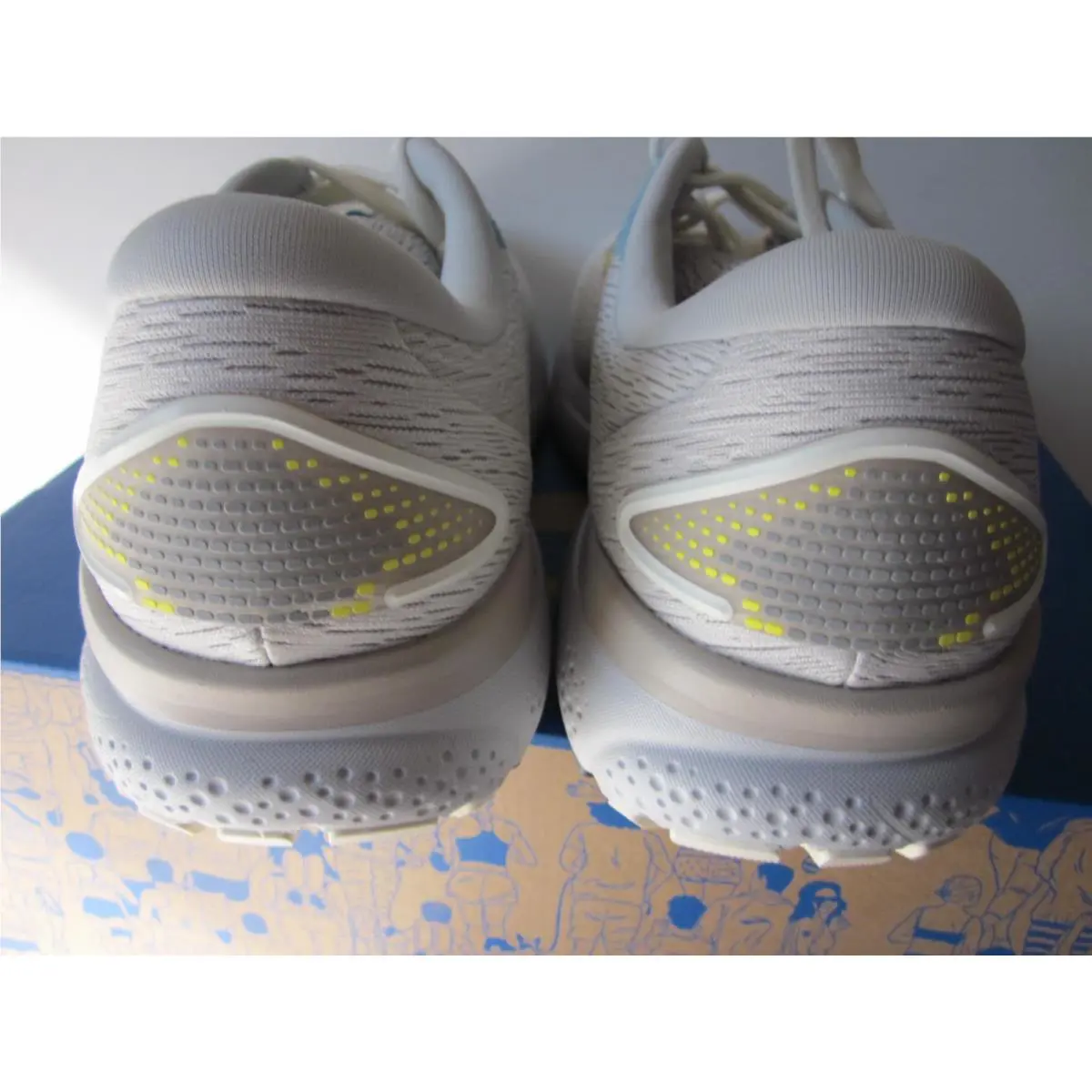 Brooks shoes - Brooks Ghost 16 - Ghost - Coconut/Blue/Yellow 2