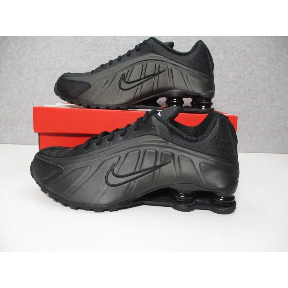 Nike Shox R4 Triple Black HQ1988-001 Mens Sz 10 Athletic Sneakers