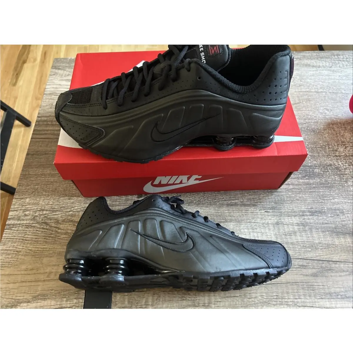 Nike Shox R4 Triple Black Crimson HQ1988-001 Men`s Size 11.5 Running Shoes
