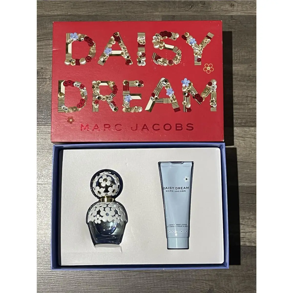 Marc Jacobs Daisy Dream 2PC Gift Set Perfume 1.7 oz Luminous Body Lotion 2.5 oz