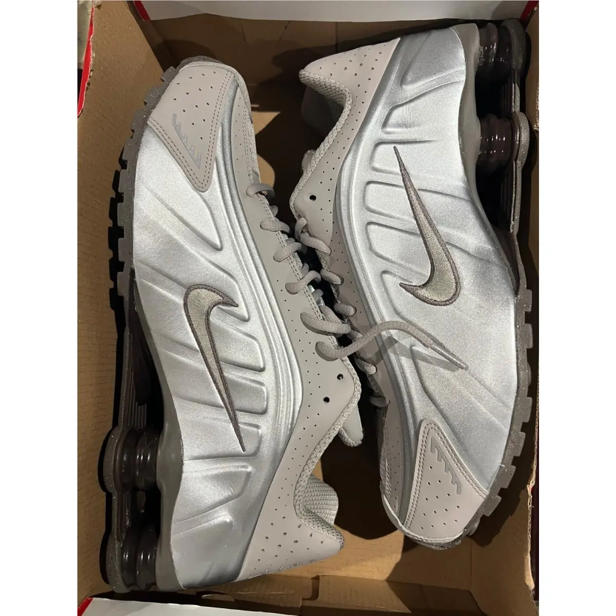 Mens Nike Shox R4 HQ1988 200 Size 13 The Box Has no Lid