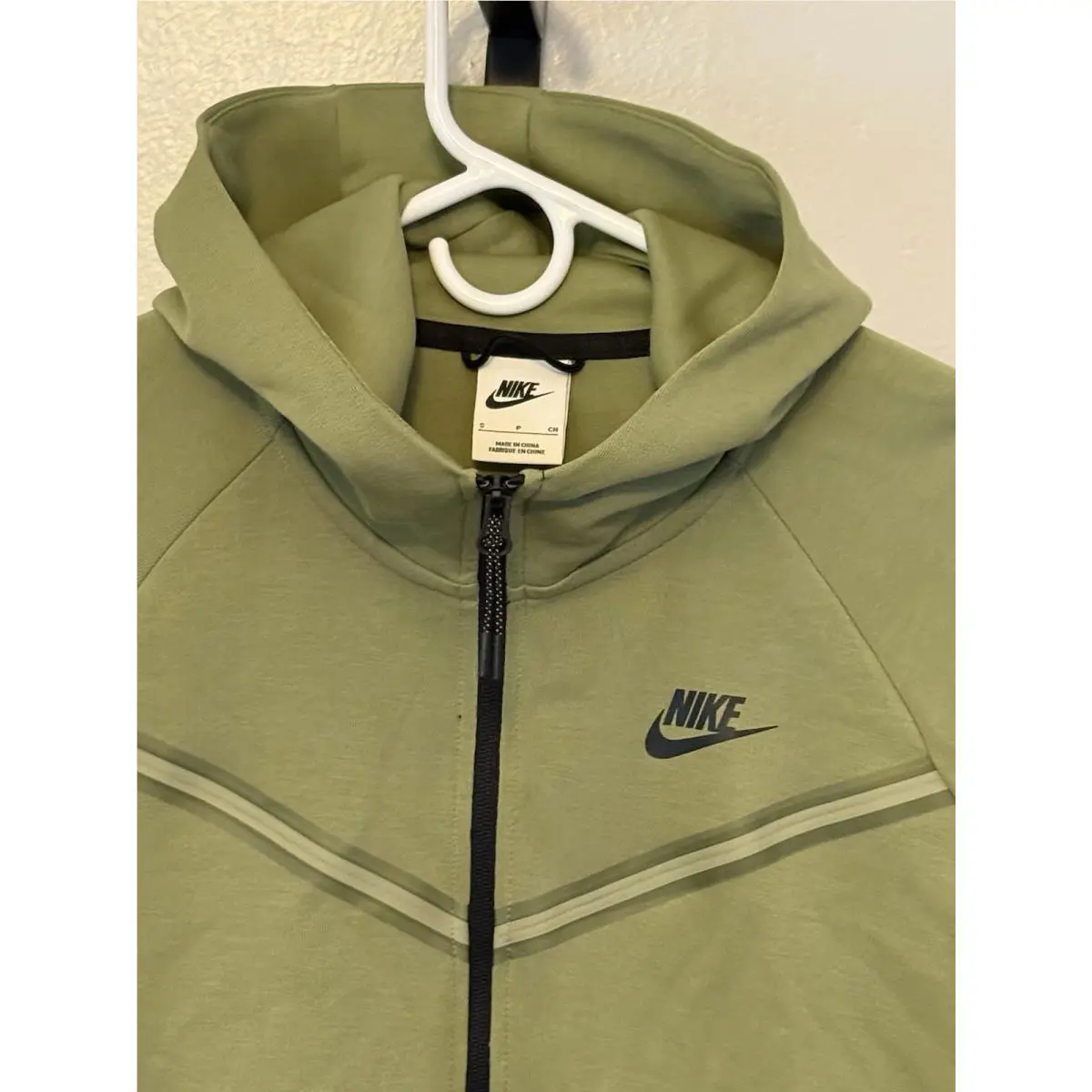 Nike clothing - Green (UPC: 0196151442391) 1