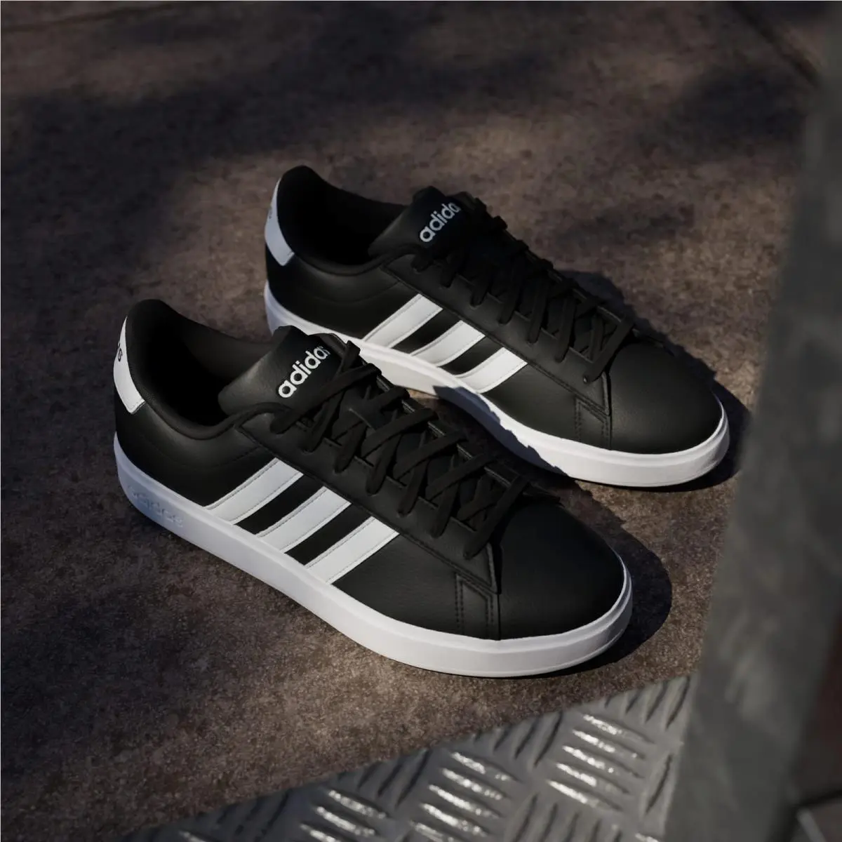 Adidas shoes - Core Black/ FTWR White/Core Black 16
