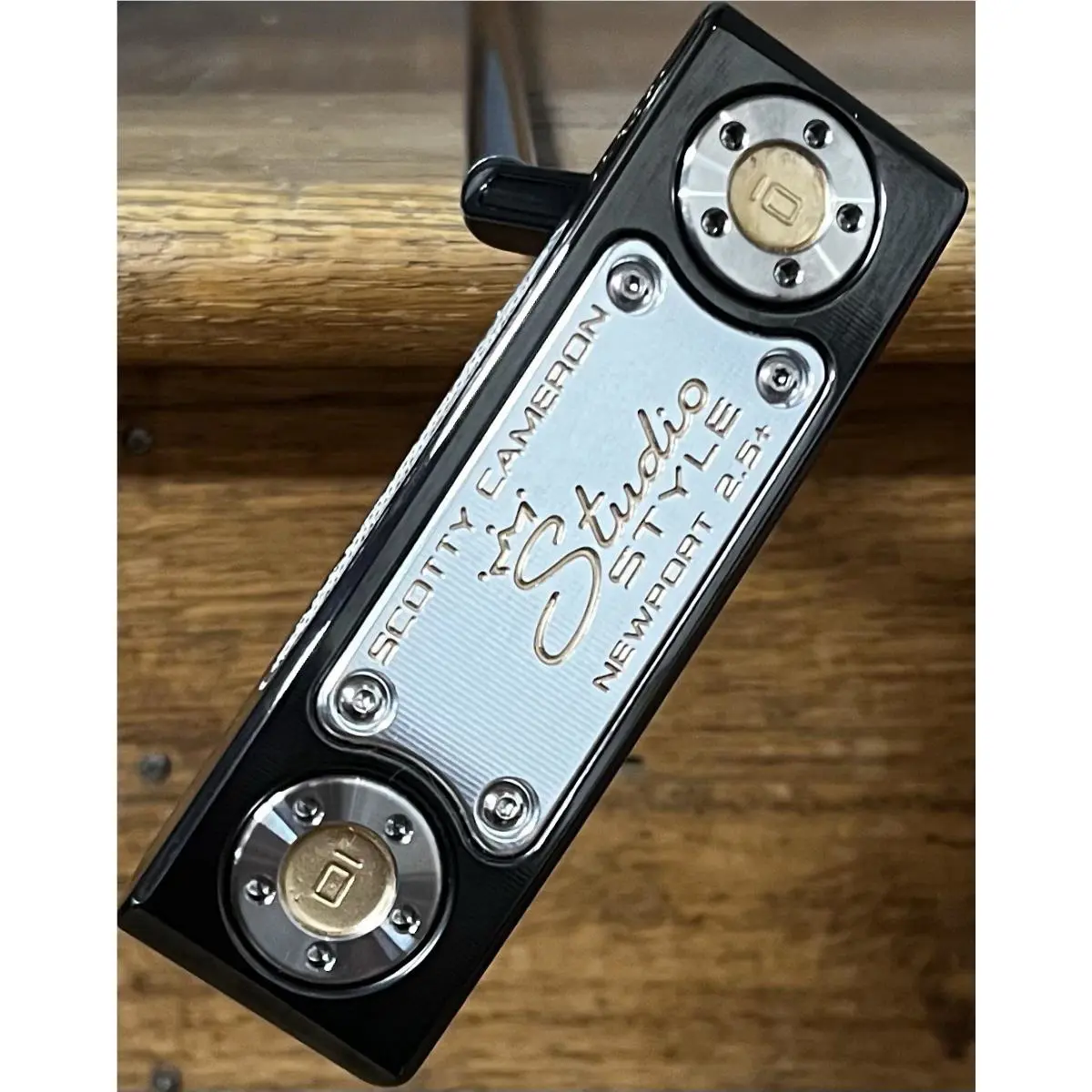 Scotty Cameron  - Studio Style Newport 2.5 Plus - 2025 - SCS - Xtreme Dark - DLC - Gold, Lie Angle: Black 2