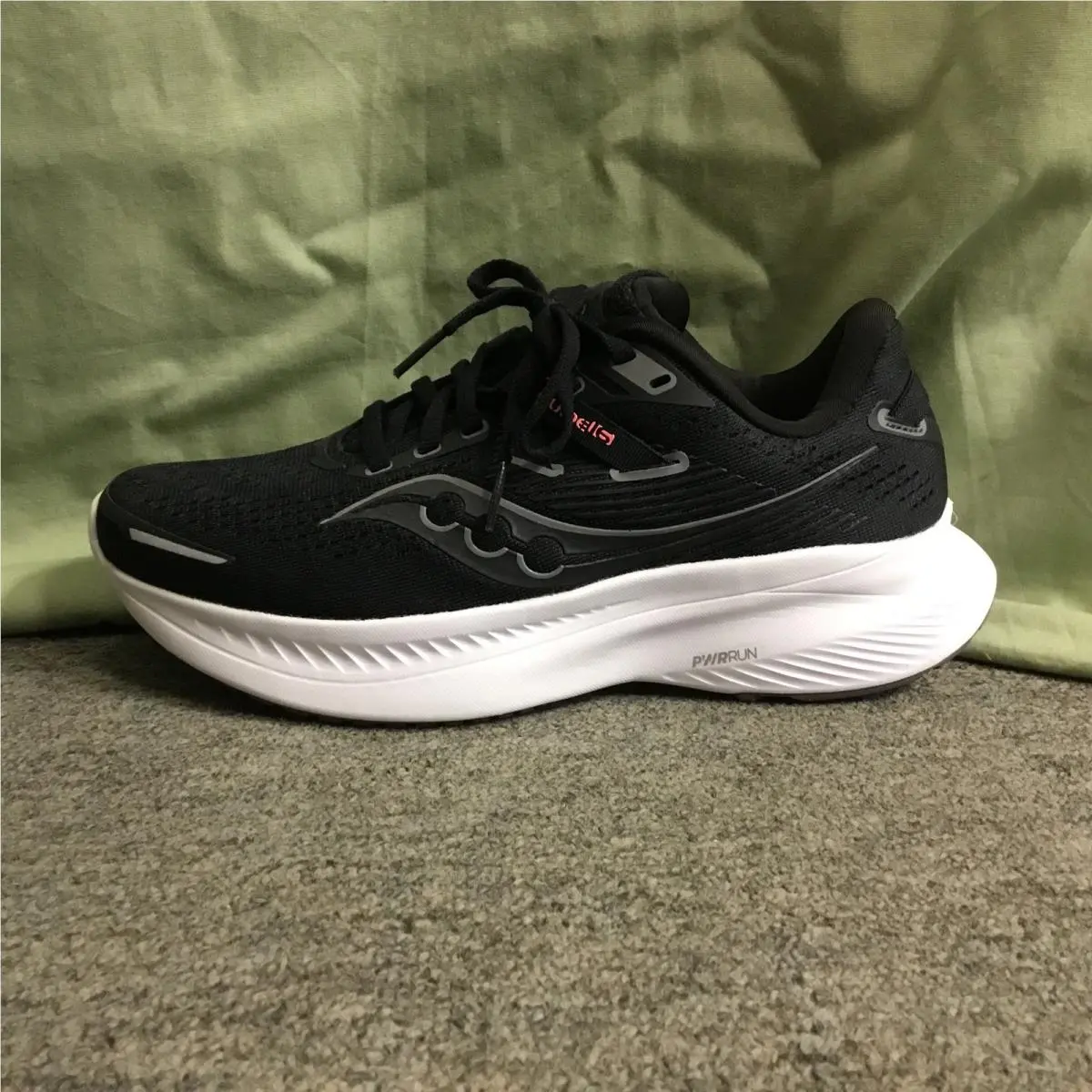 Women’s Saucony S10811-05 Black/white Guide 16 Sneakers Size 9 Wide