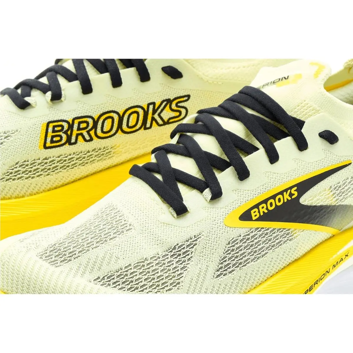 Brooks shoes - Coconut/Green Gecko/Pink Clay 32
