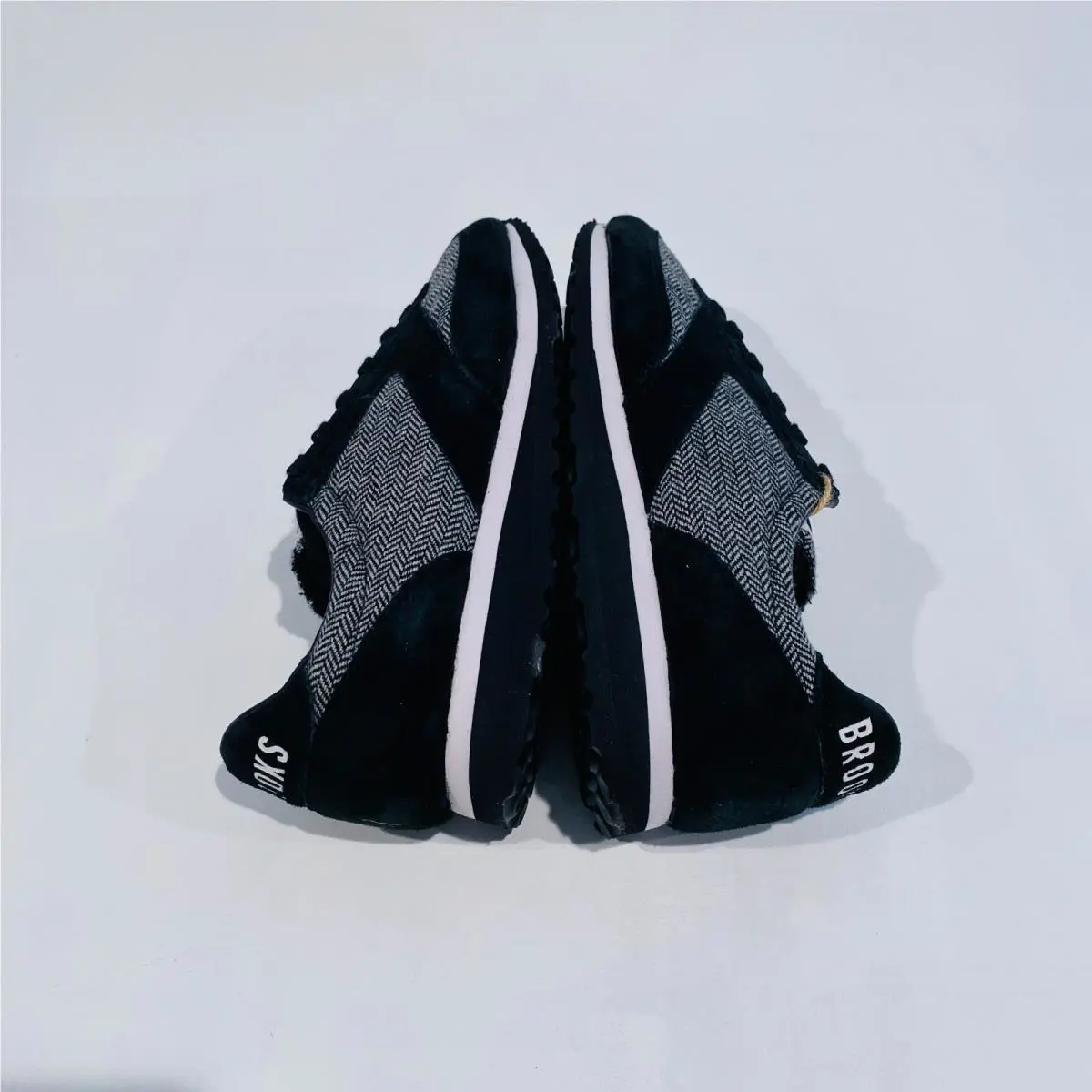 Brooks shoes - Black 1