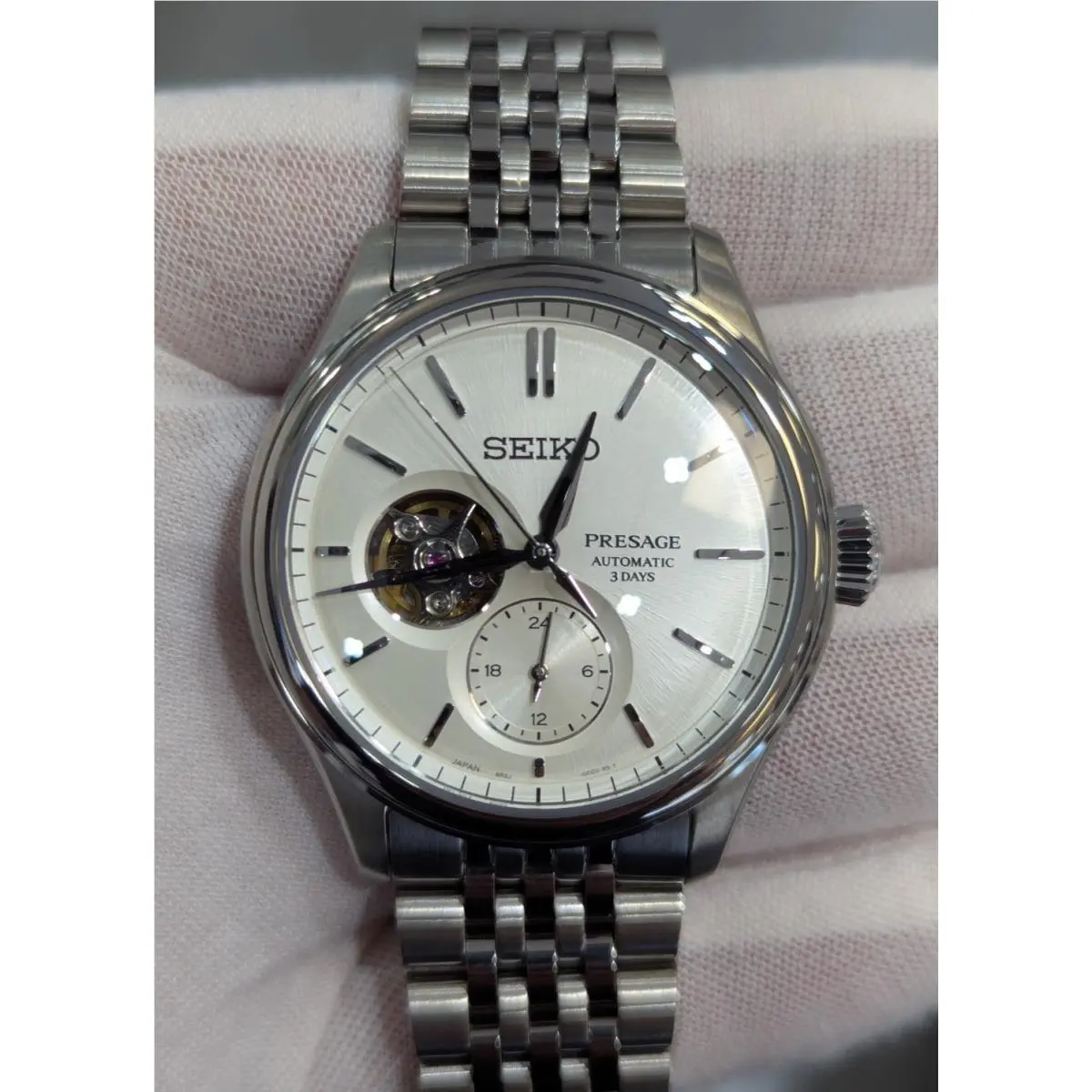Presage Classic Series Ivory Dial 40mm Men`s Watch SPB469 by Seiko