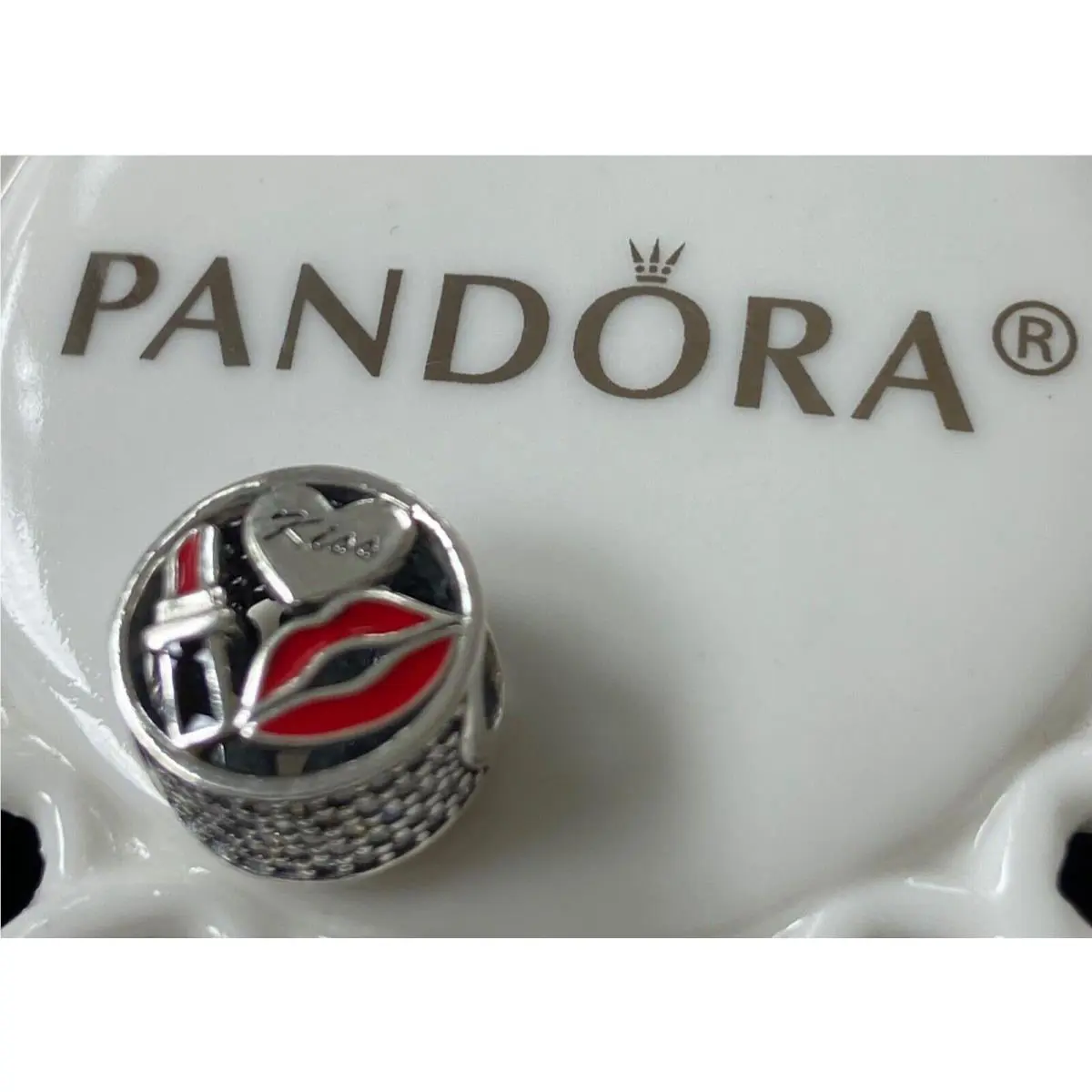 Pandora Glamour Kiss Charm 796324ENMX