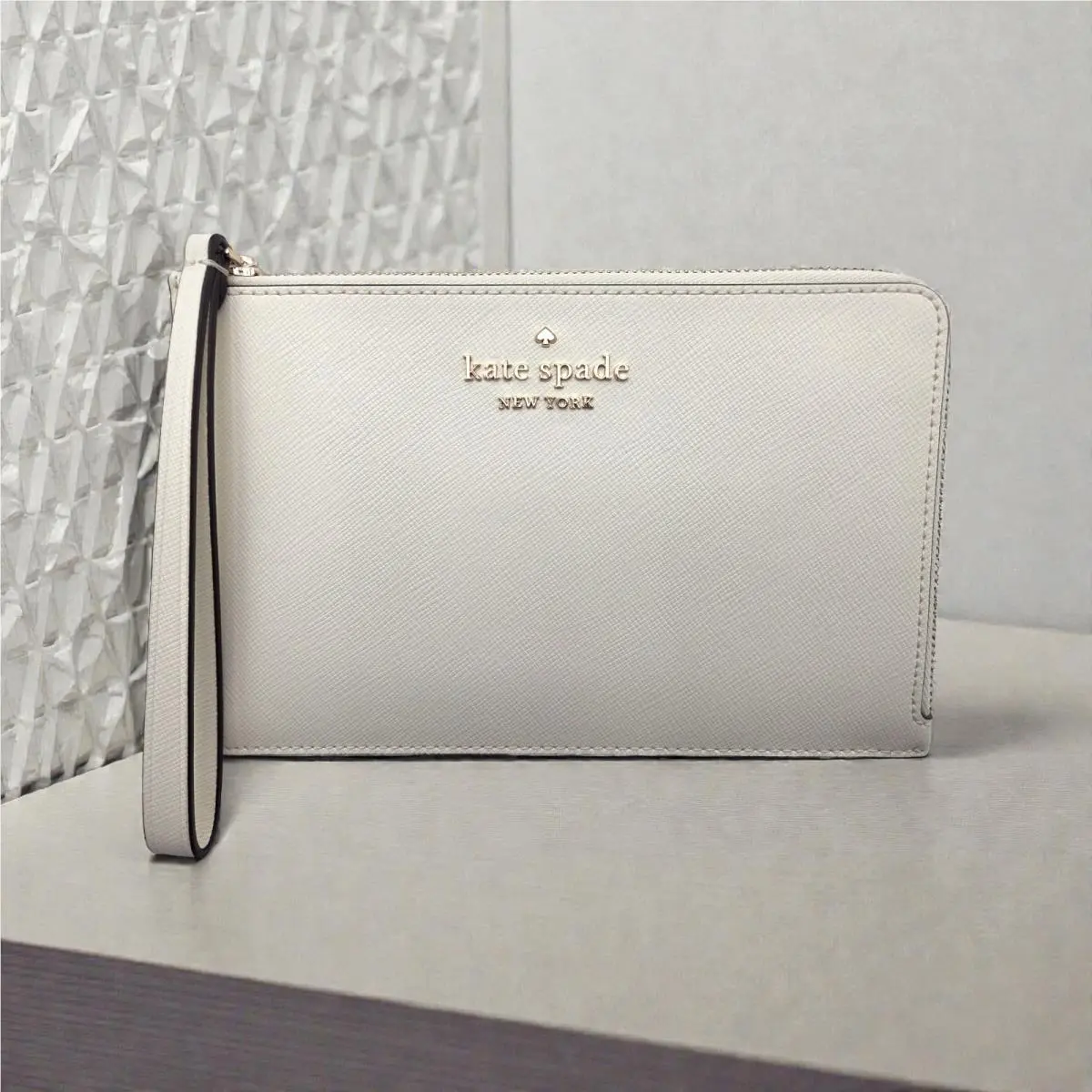 Staci Medium L Zip Wristlet – Parchment by Kate Spade