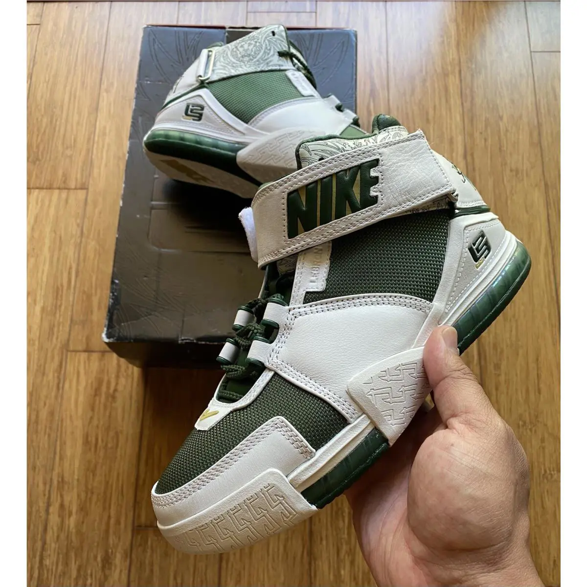Nike shoes - Nike Zoom LeBron 2 - Zoom LeBron - BAM037-M22-C1 - White 1