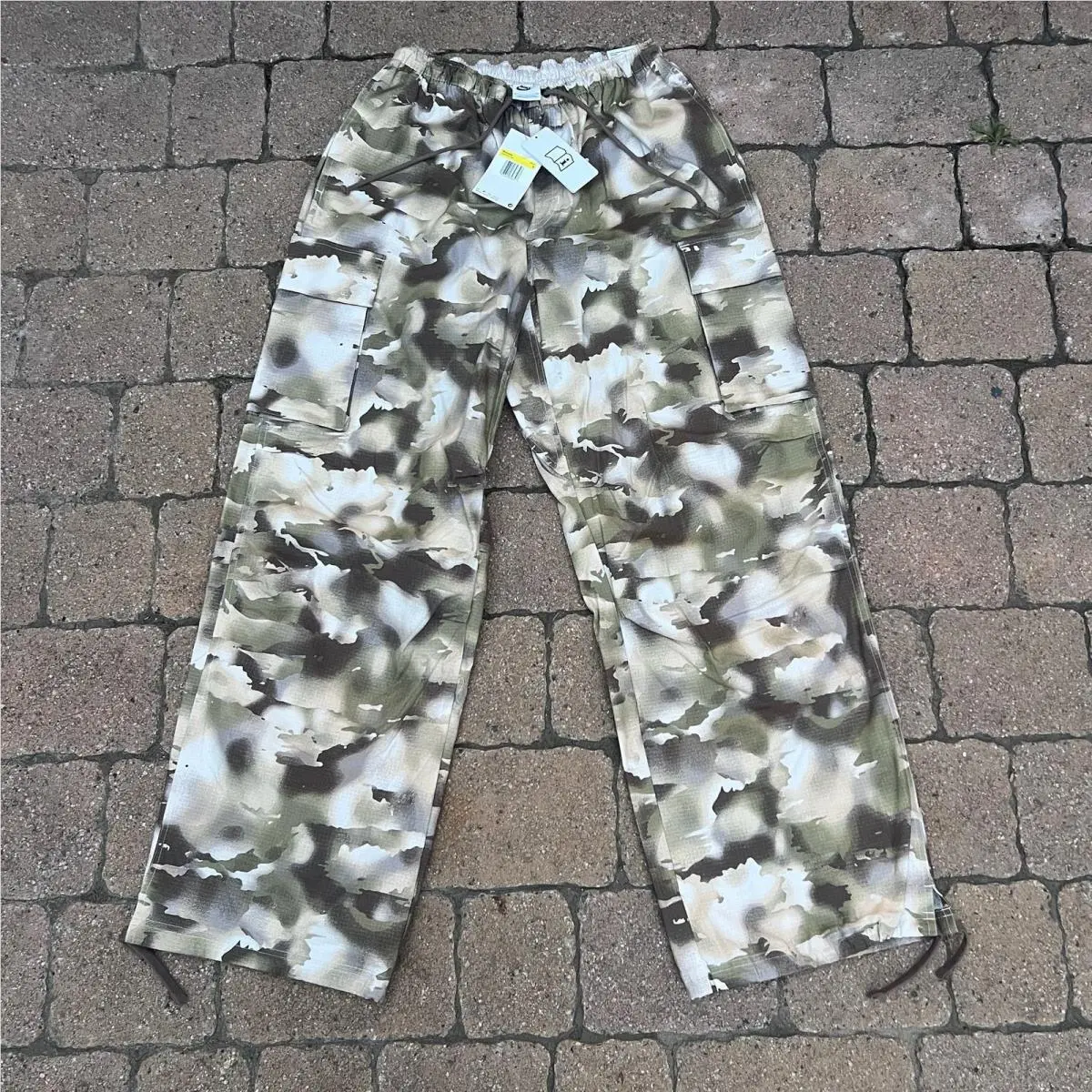 Nike Women`s Sportswear Mid-rise Oversized Camo Cargo Pants HM9015-104