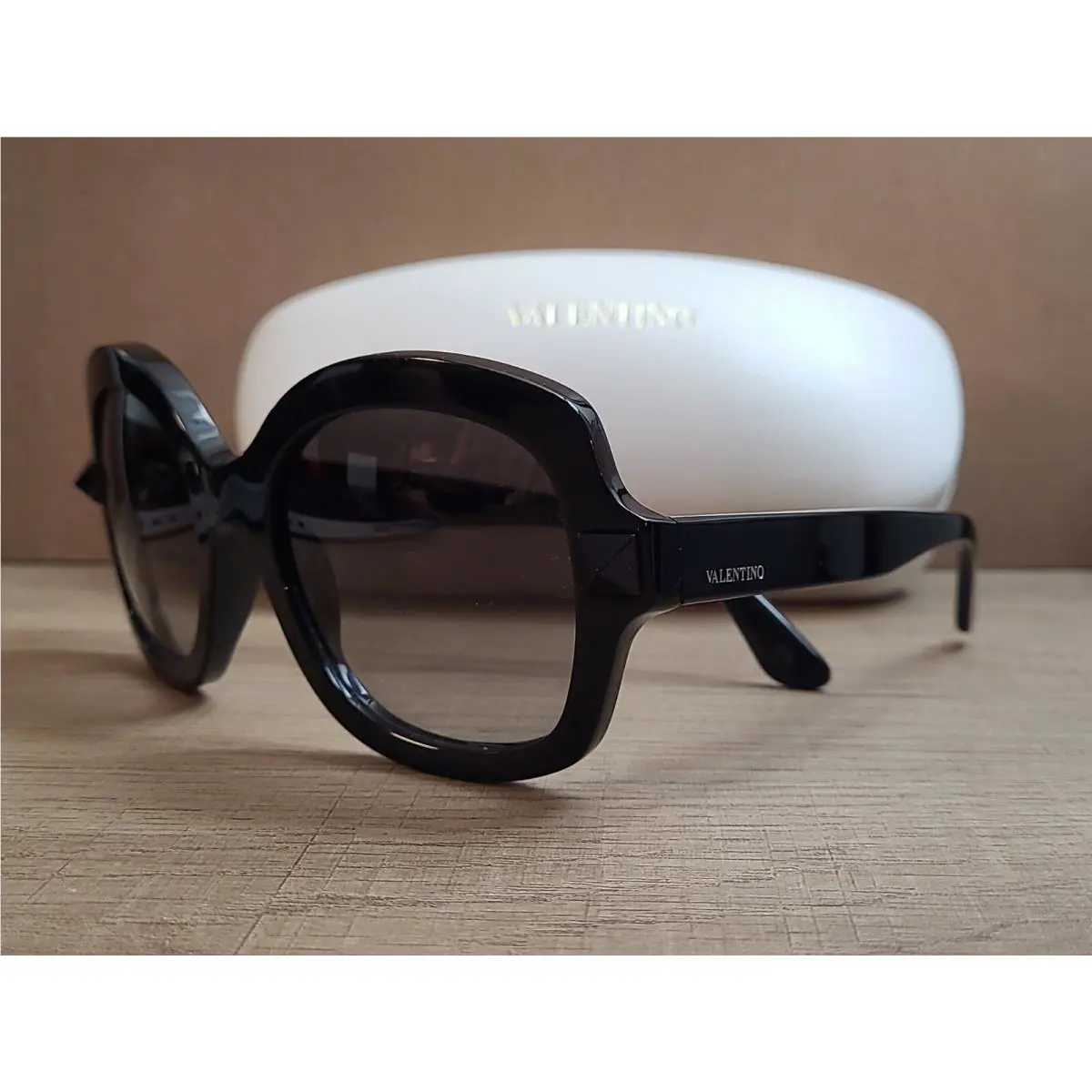 Valentino V697S 001 Womens Sunglasses Black Made in Italy 140