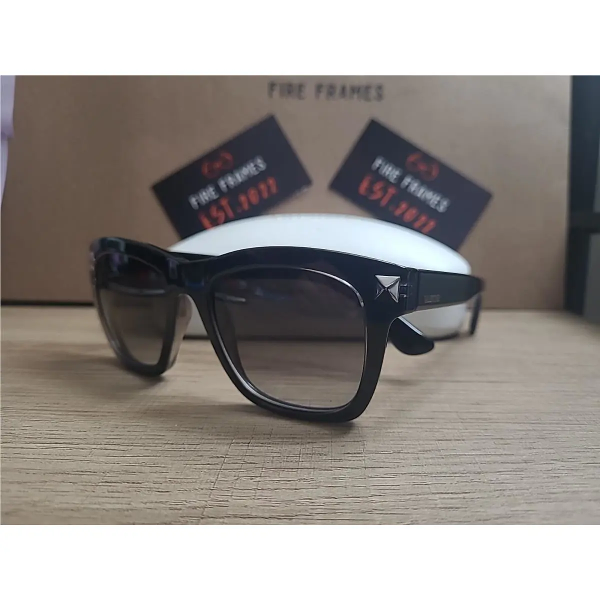 Valentino V725S 001 Black Sunglasses Made in Italy 52-18-140 Retail