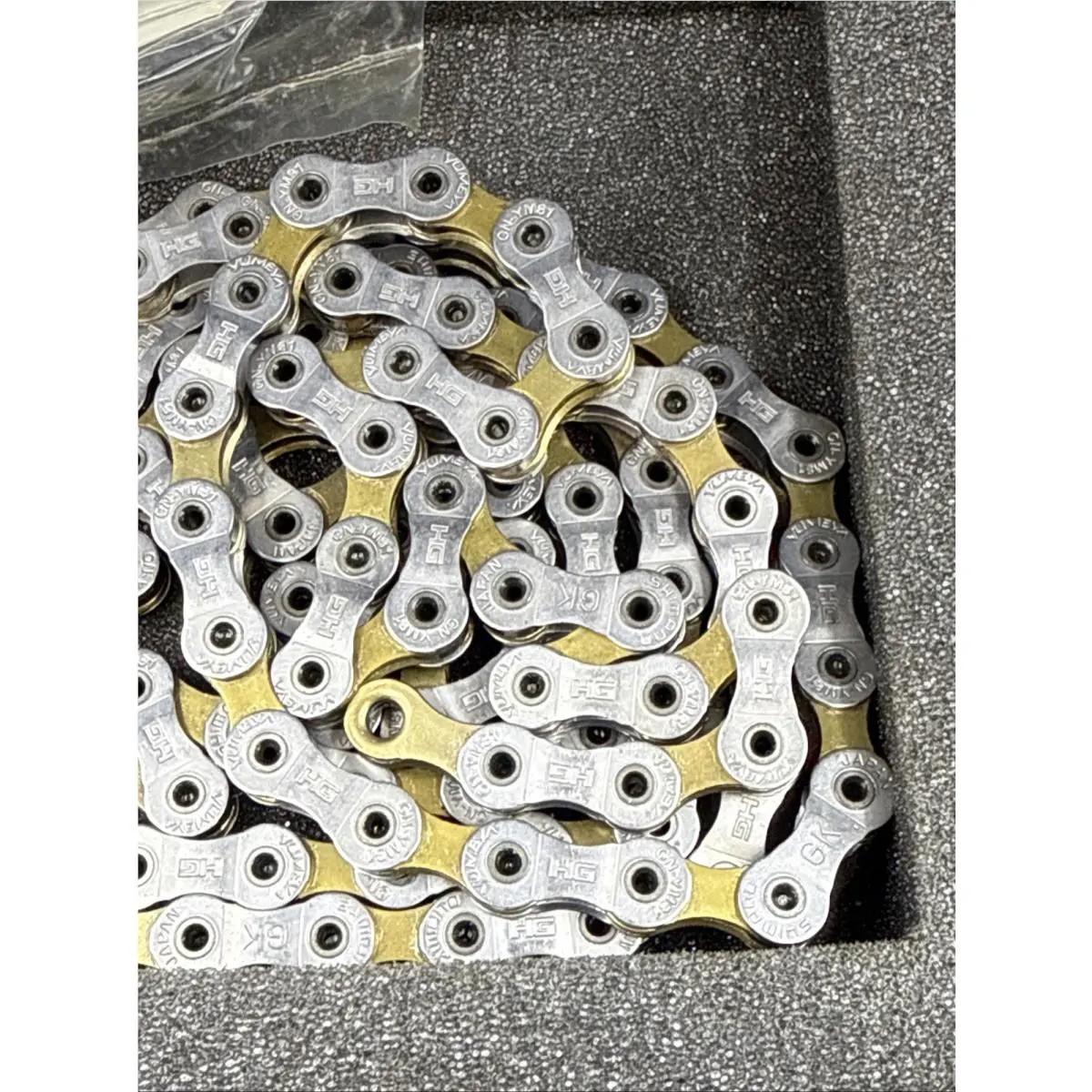 Shimano  - CN-YM81 - CN-YM81 - Silver (UPC: 689228292611) 2