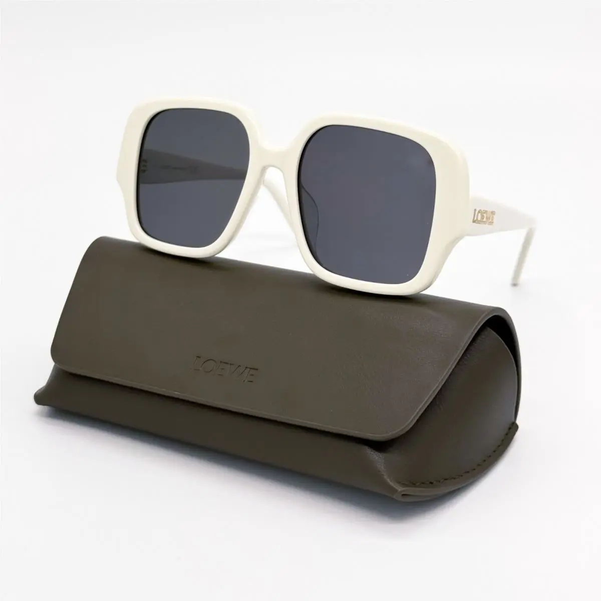 LW40134U 25A Loewe Sunglasses Square Oversized White Loewe Eyewear