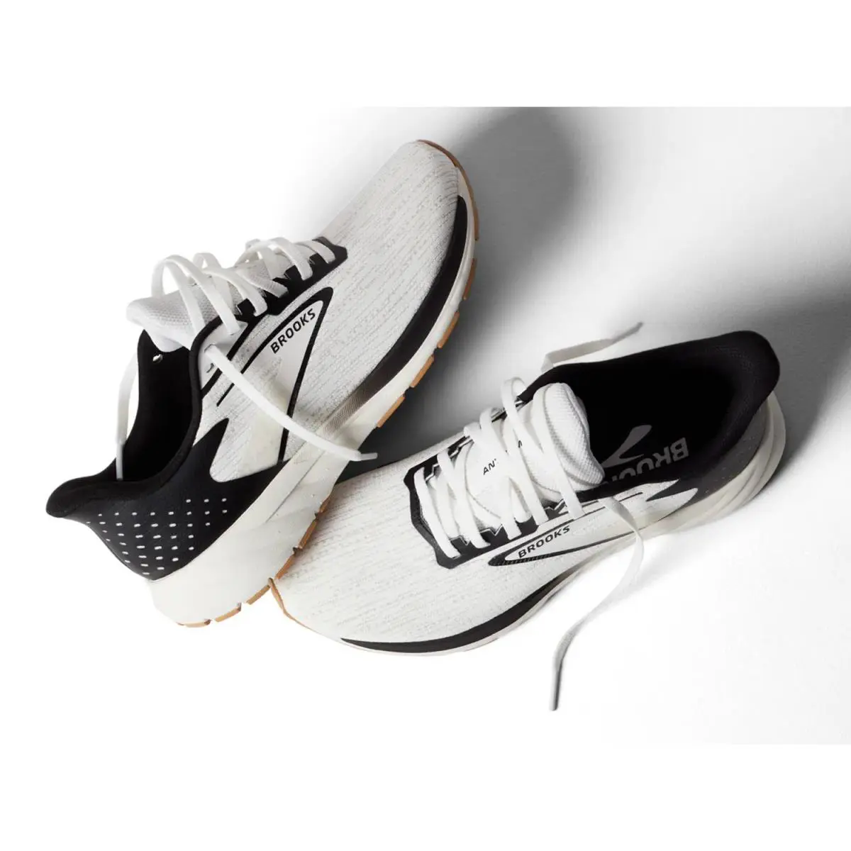 Brooks shoes - Almond 26