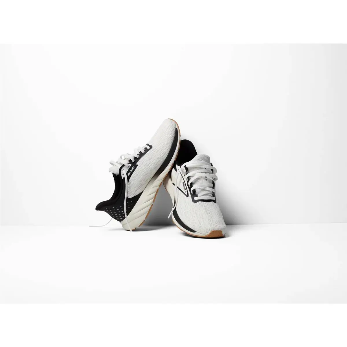 Brooks shoes - Almond 27
