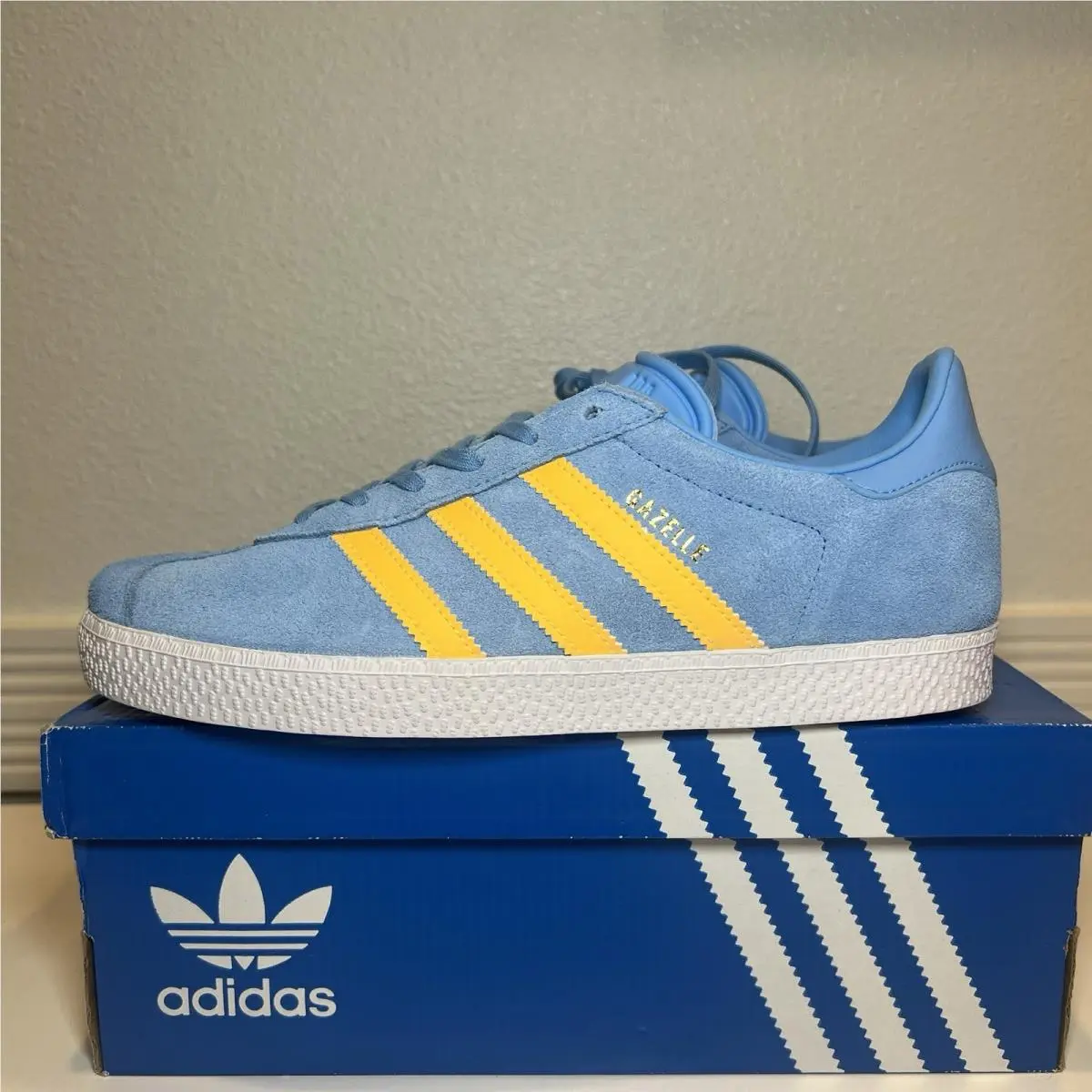 Size 7Y Adidas Gazelle J Sneakers IH4991 Light Blue Yellow