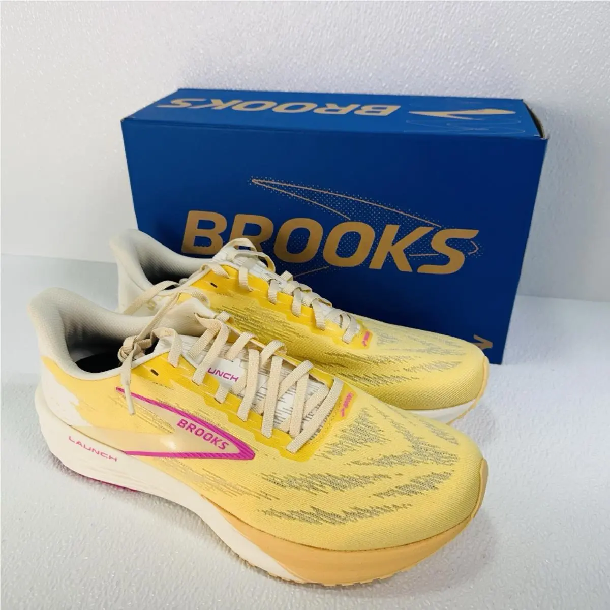 Brooks Launch 11 Women Running Shoe US Size 11 Sherbert / Coconut / Pink