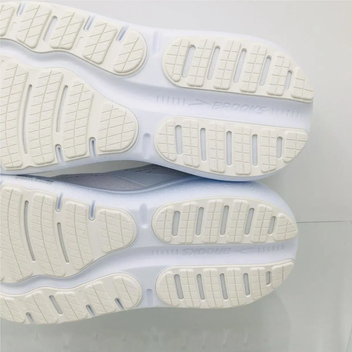Brooks shoes - Brooks Ghost Max 2 - Ghost Max - 120420 1B 168 - Bright White 8