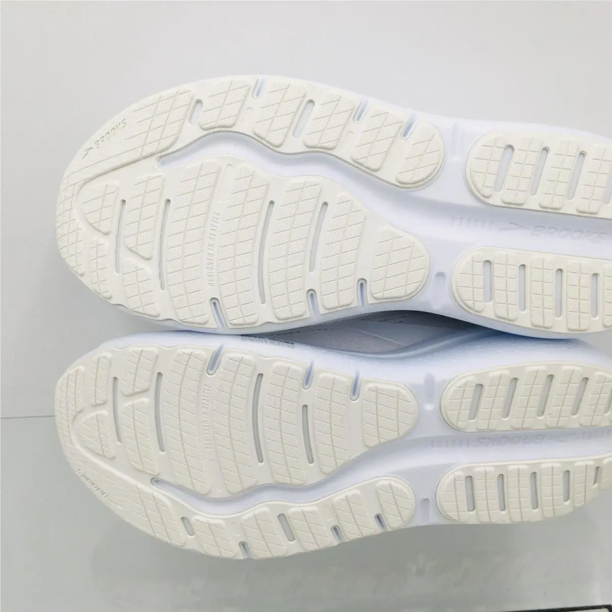 Brooks shoes - Brooks Ghost Max 2 - Ghost Max - 120420 1B 168 - Bright White 9