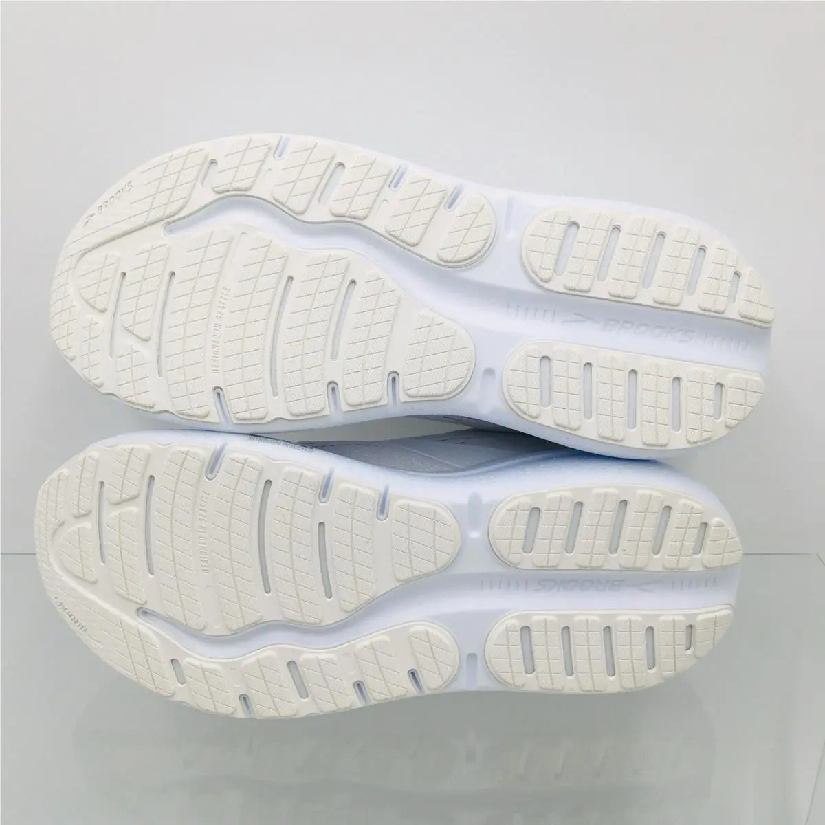 Brooks shoes - Brooks Ghost Max 2 - Ghost Max - 120420 1B 168 - Bright White 7