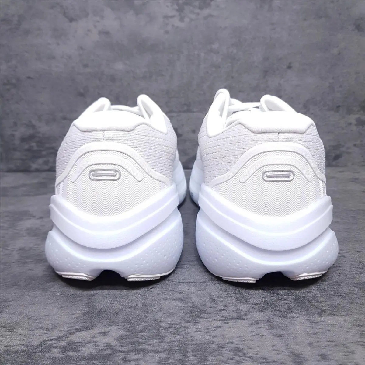 Brooks shoes - Brooks Ghost Max 2 - Ghost Max - 120420 1B 168 - Bright White 2
