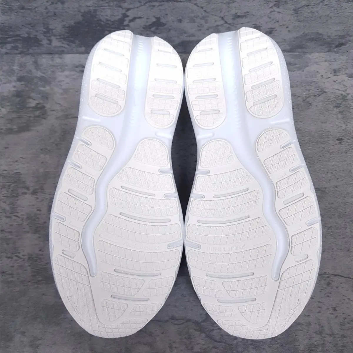 Brooks shoes - Brooks Ghost Max 2 - Ghost Max - 120420 1B 168 - Bright White 3