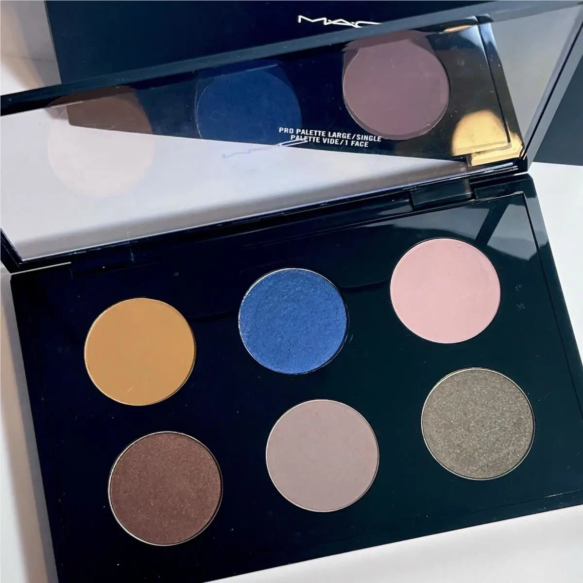 Mac Uninterrupted Bloom ON Fashion Fix… Pro Longwear Eye Shadow Palette