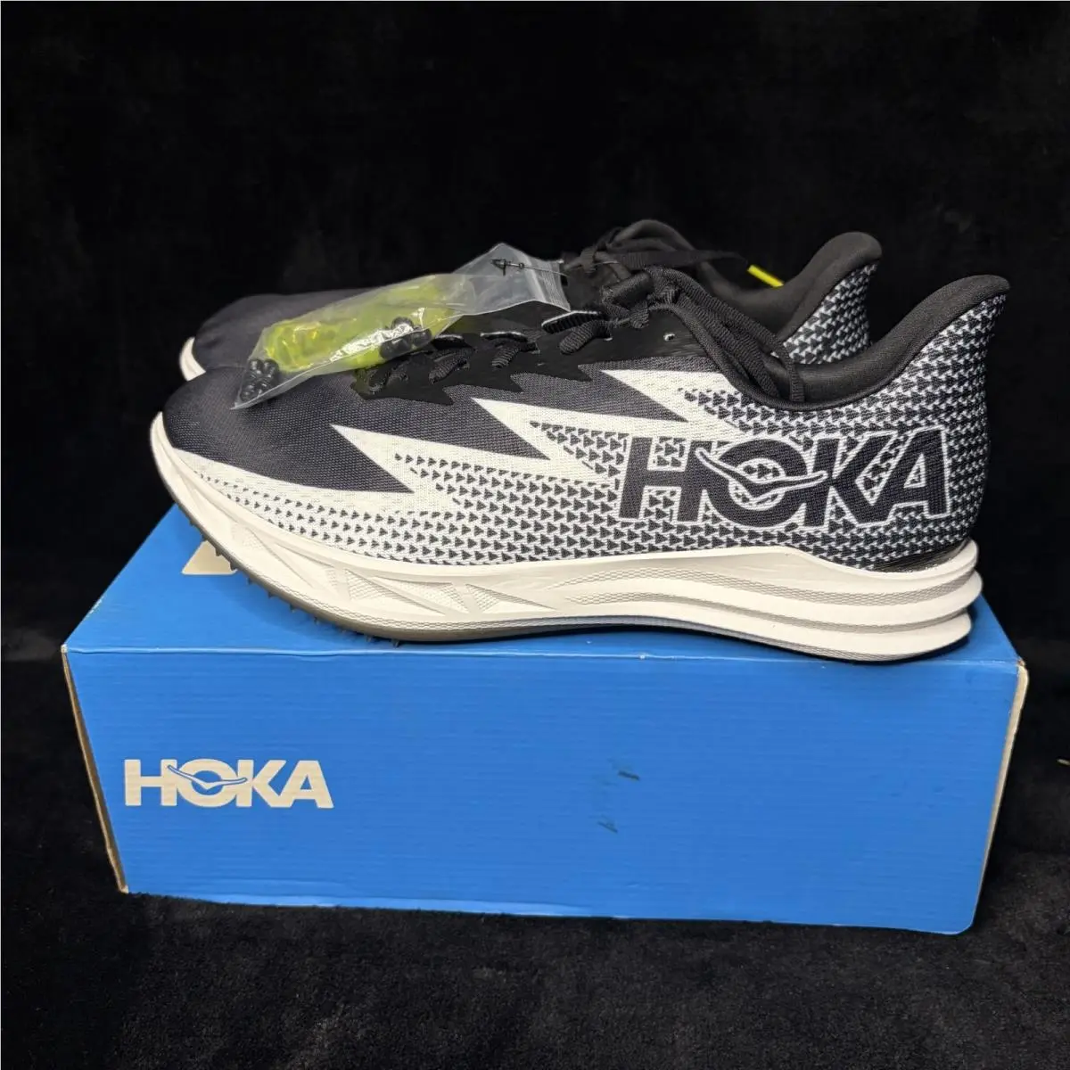 Hoka One One Crescendo Spiked MD 1134520-BWHT M10.5/W12 Running Shoes Black