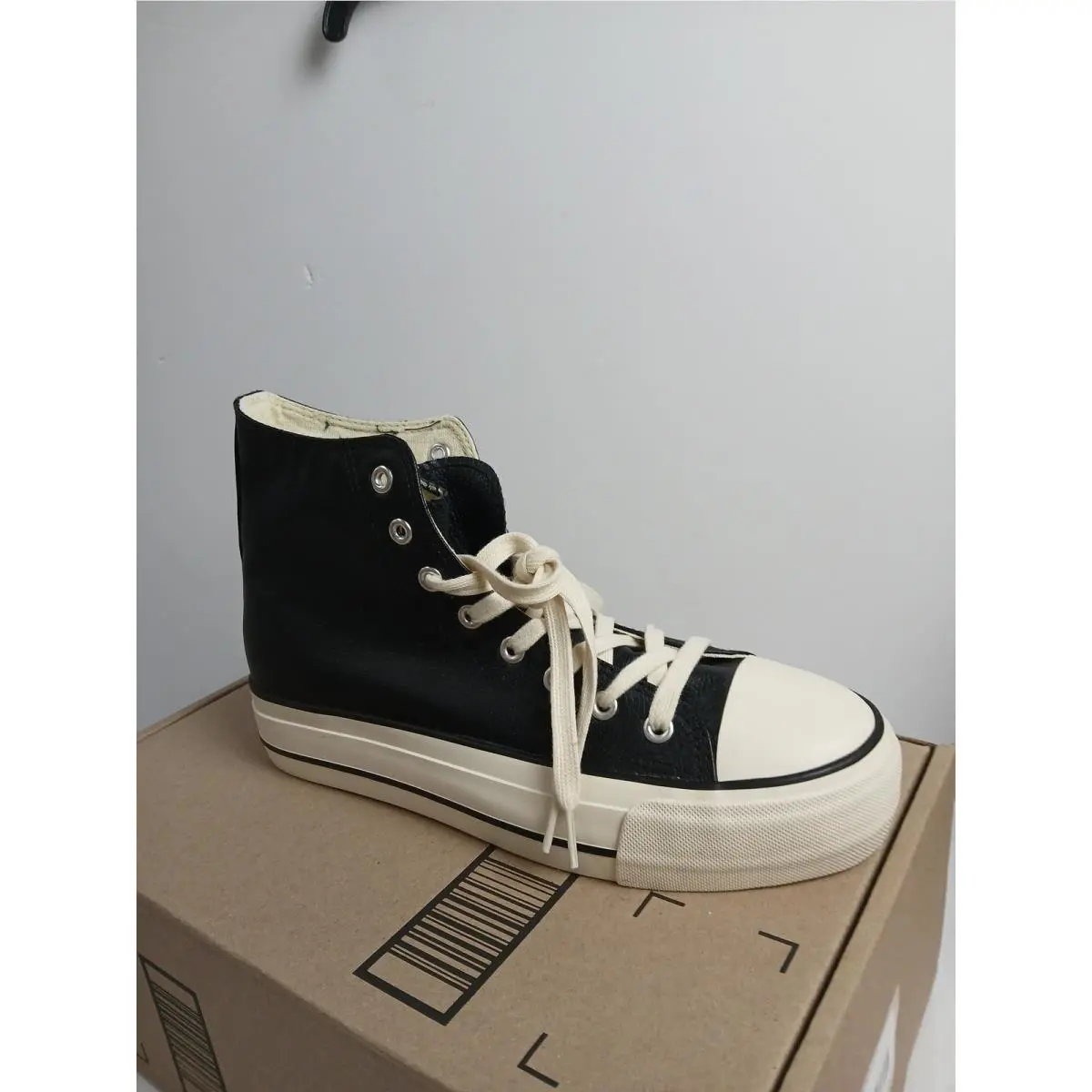Men’s Leather Black/creme-size 9 by Converse