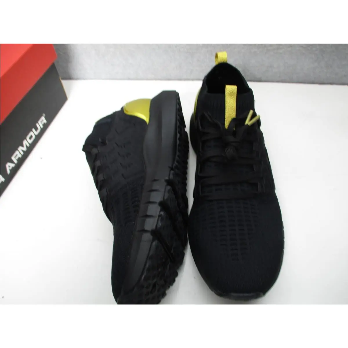 Under Armour shoes - Under Armour Phantom 1 - Phantom - 3028384-002 - Black, Manufacturer: Gold/Black 3