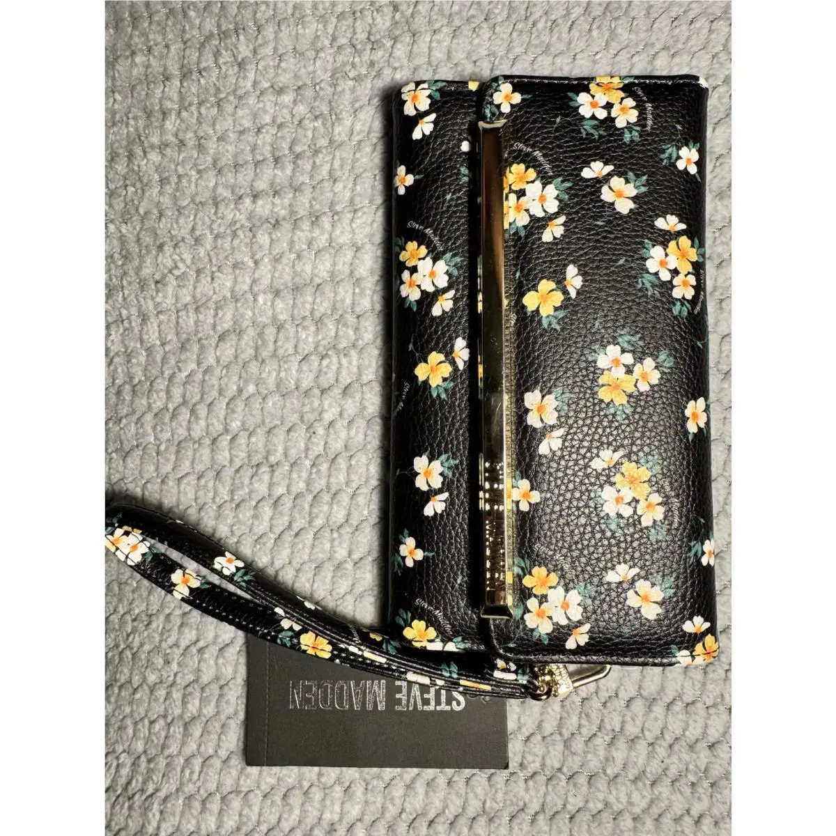 Steve Madden Black Floral Daisy Gold Logo Bar Trifold Wallet Wristlet