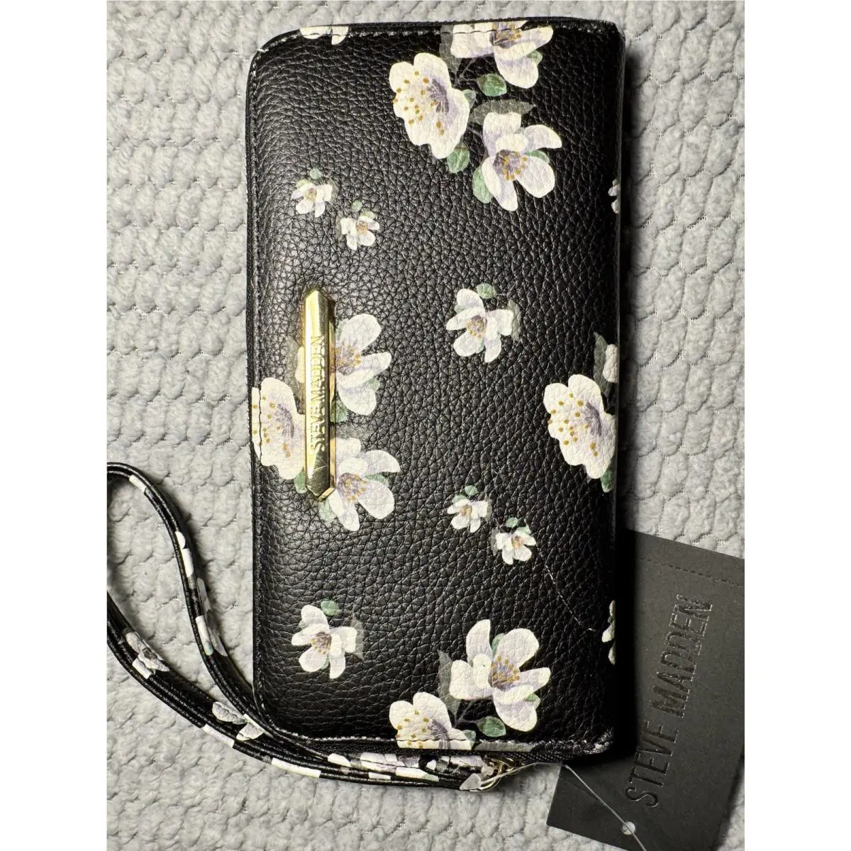 Steve Madden Black White Floral Daisy Gold Logo Bar Zip Around Wallet Wristlet