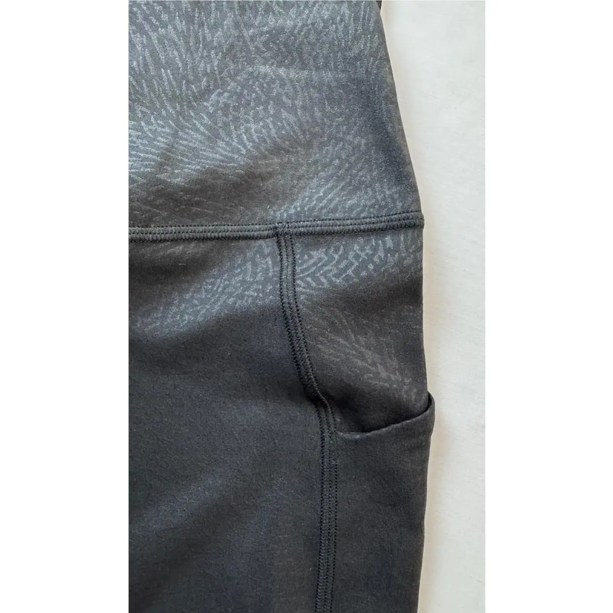 Lululemon clothing - Ripple Emboss Black 14