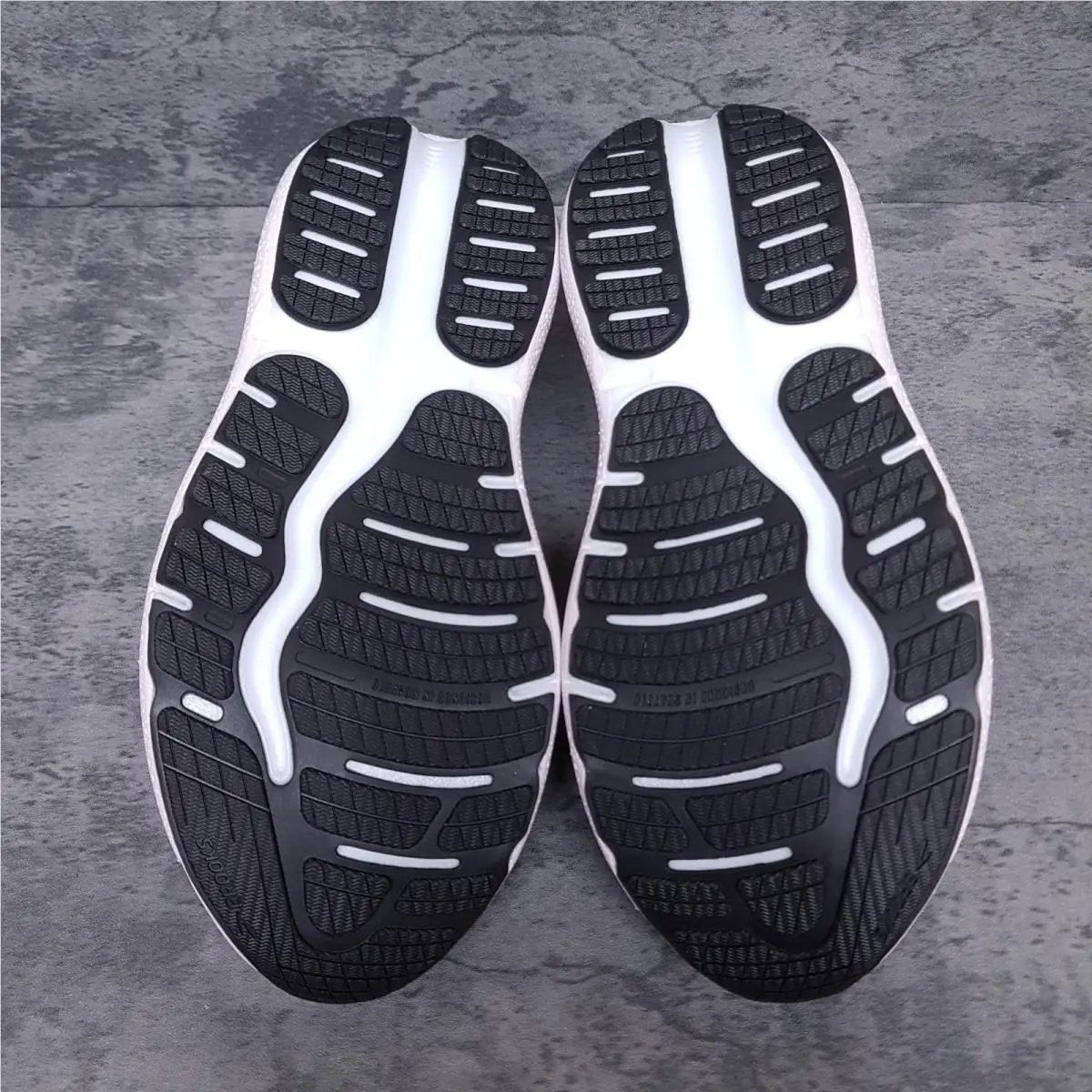 Brooks shoes - Brooks Ghost Max 2 - Ghost Max - 120420-1B-077 - Black 3