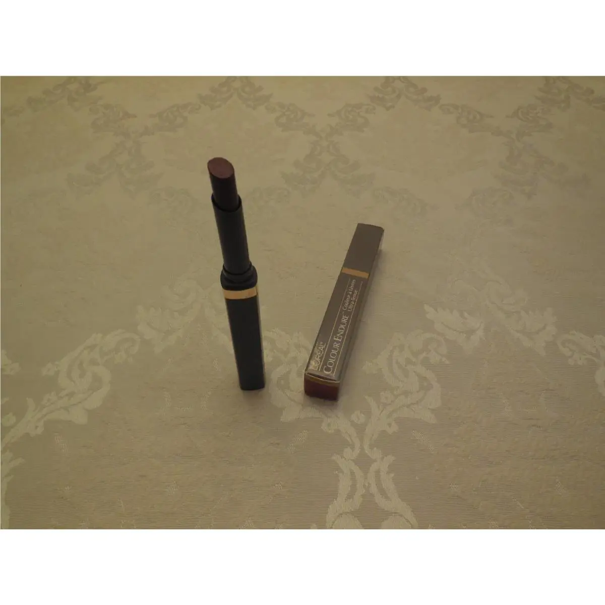 Lot OF 2 Loreal Colour Endure Lipstick- Plush Velvet P11/725
