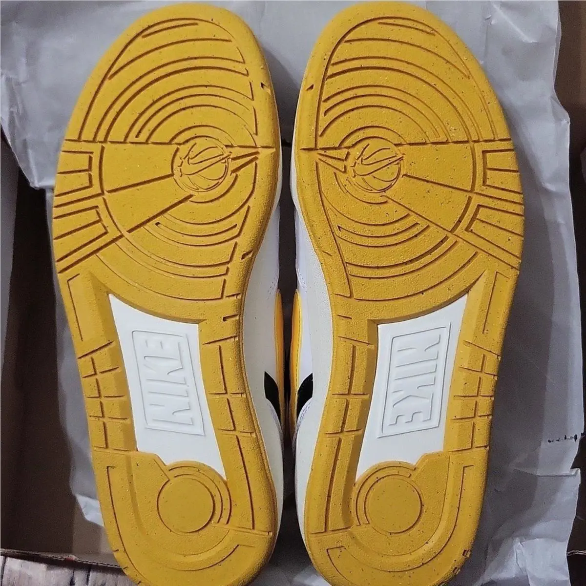 Nike shoes - Gold 4